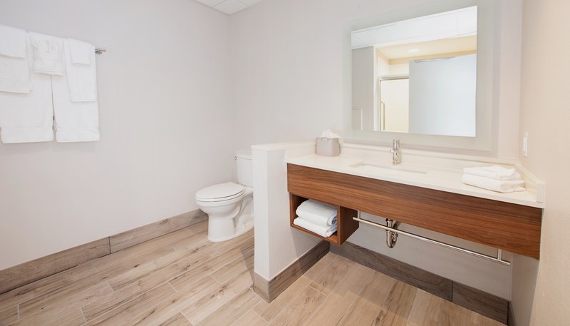 Holiday Inn Express and Suites Panama City Beach – BeachFront