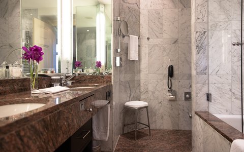 Fully equipped bathroom