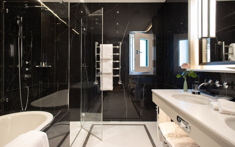 Fully equipped bathroom