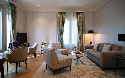 Modern refurbished Deluxe Suite - Living Room