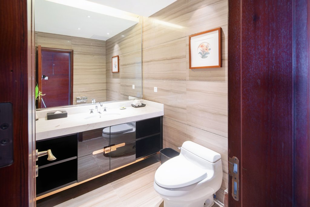 InterContinental Hotels HEILONG LAKE Room Type - 1 Bedroom Suite Club Lounge Access Balcony Lake View