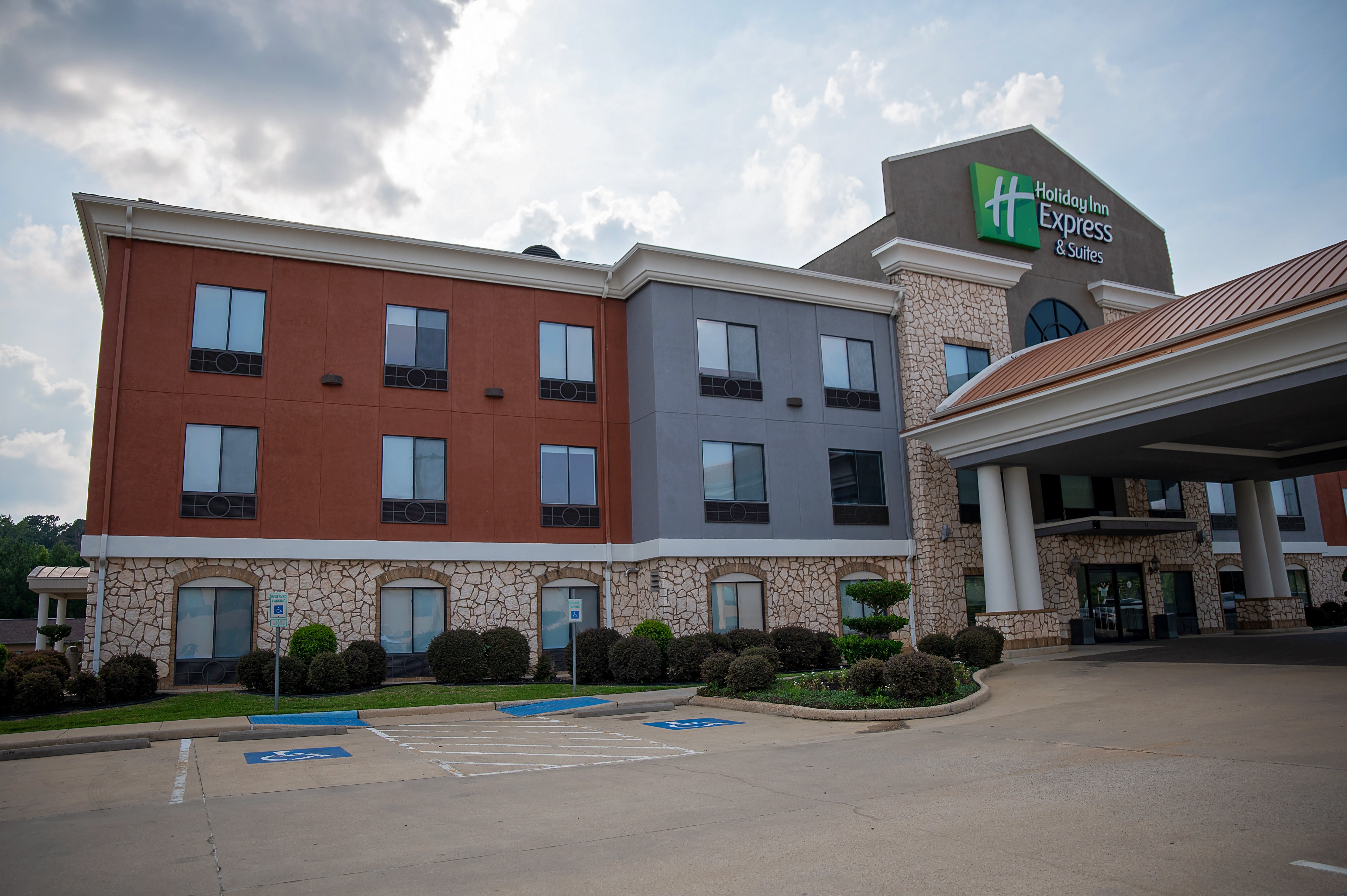 Holiday Inn Express Hotel & Suites