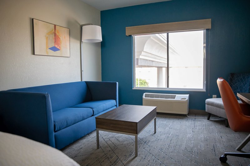 HOLIDAY INN EXP STES CENTER