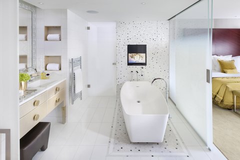 Deluxe Suite Bathroom