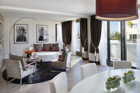 Panoramic Suite Living Room