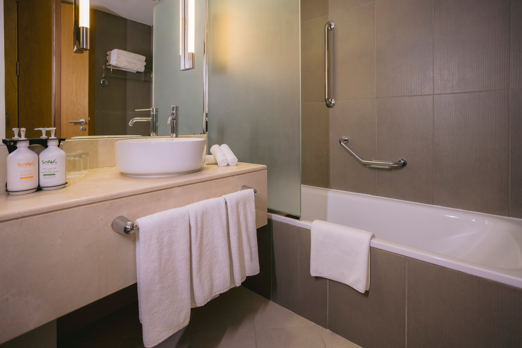 Holiday Inn ABU DHABI Room Type - Twin Beds Standard Room Smoking