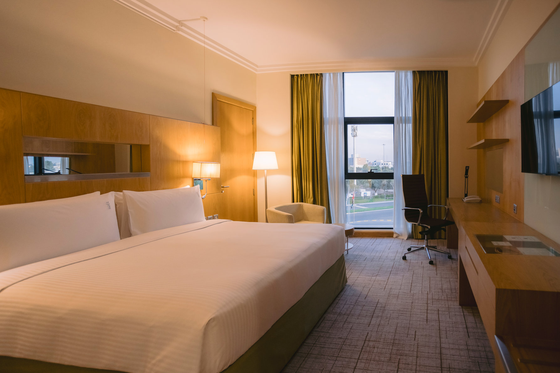 Holiday Inn ABU DHABI Room Type - King Standard City View Smoking