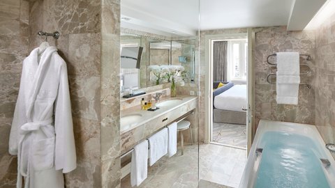 Room - City & River View - Bathroom