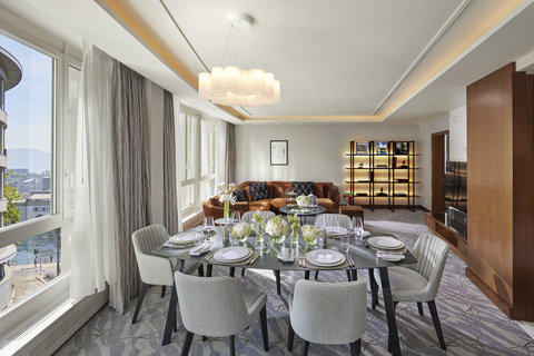River View Corner Suite - Living Room
