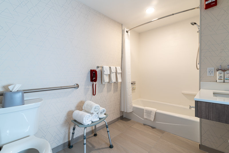 KING MOBILITY ACCESSIBLE TUB NONSMOKING