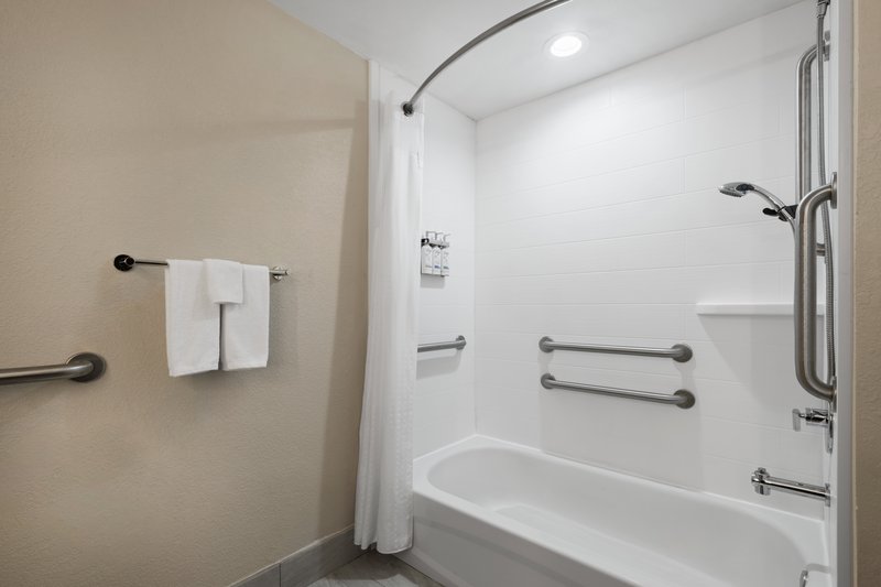 1 KING BD MOBILITY ACCESS TUB NONSMOKING