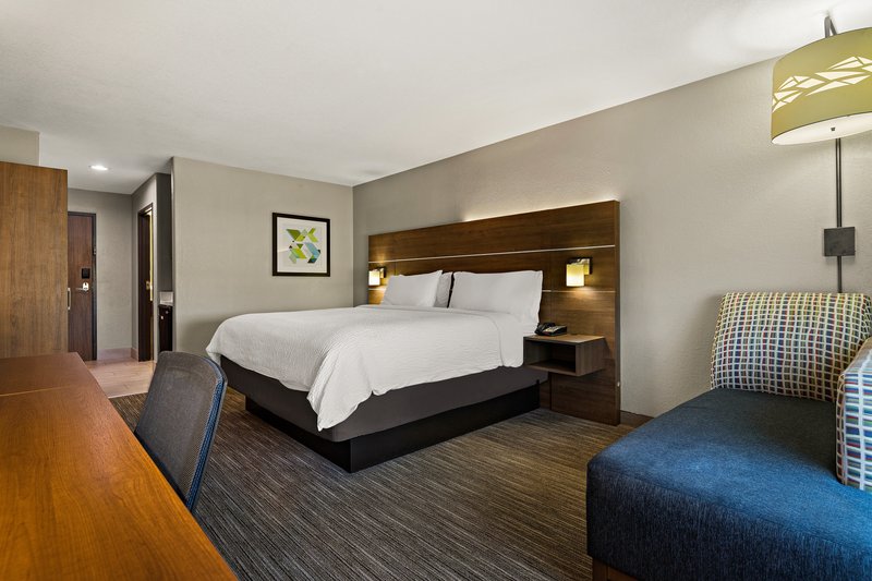 HOLIDAY INN EXPRESS HOTEL & SUITES OKMULGEE