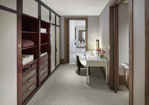 Panomamic Suite Walk-in Room