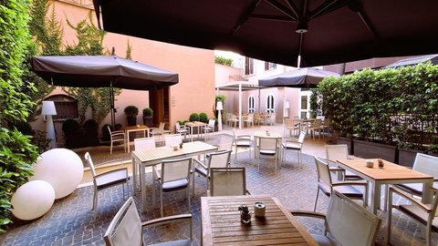 Disfruta de las agradables temperaturas de Roma en el Patio Interi