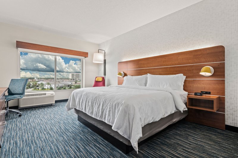 Holiday Inn Express and Suites Orlando – Lake Buena Vista