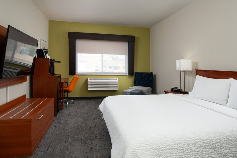 HOLIDAY INN EXP FARMINGTON