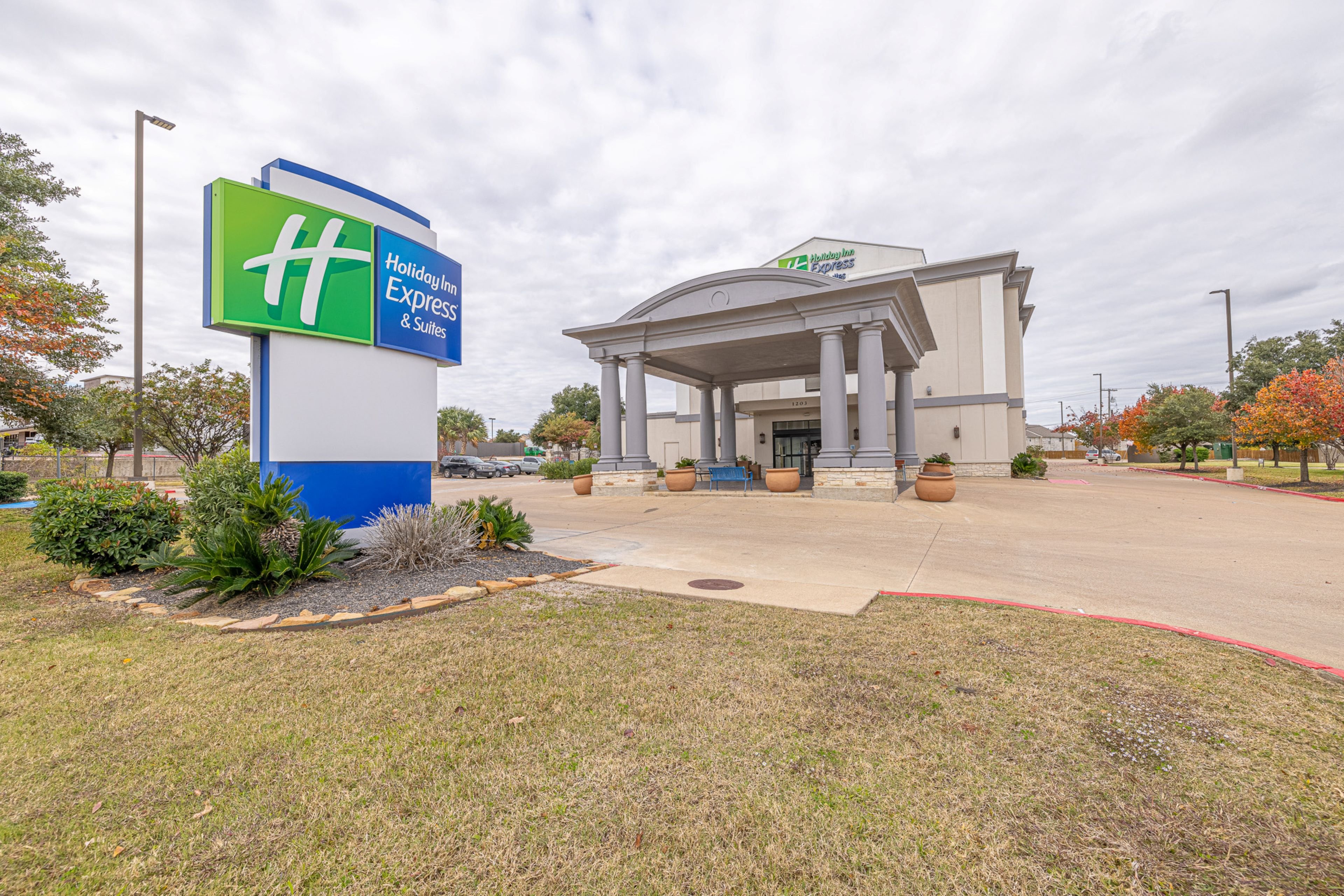 Holiday Inn Express Hotel & Suites