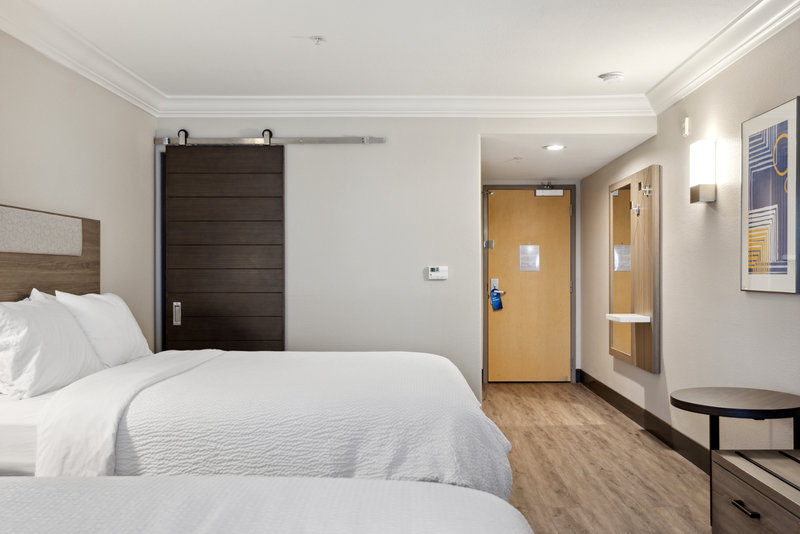 2 QUEEN BEDS NONSMOKING