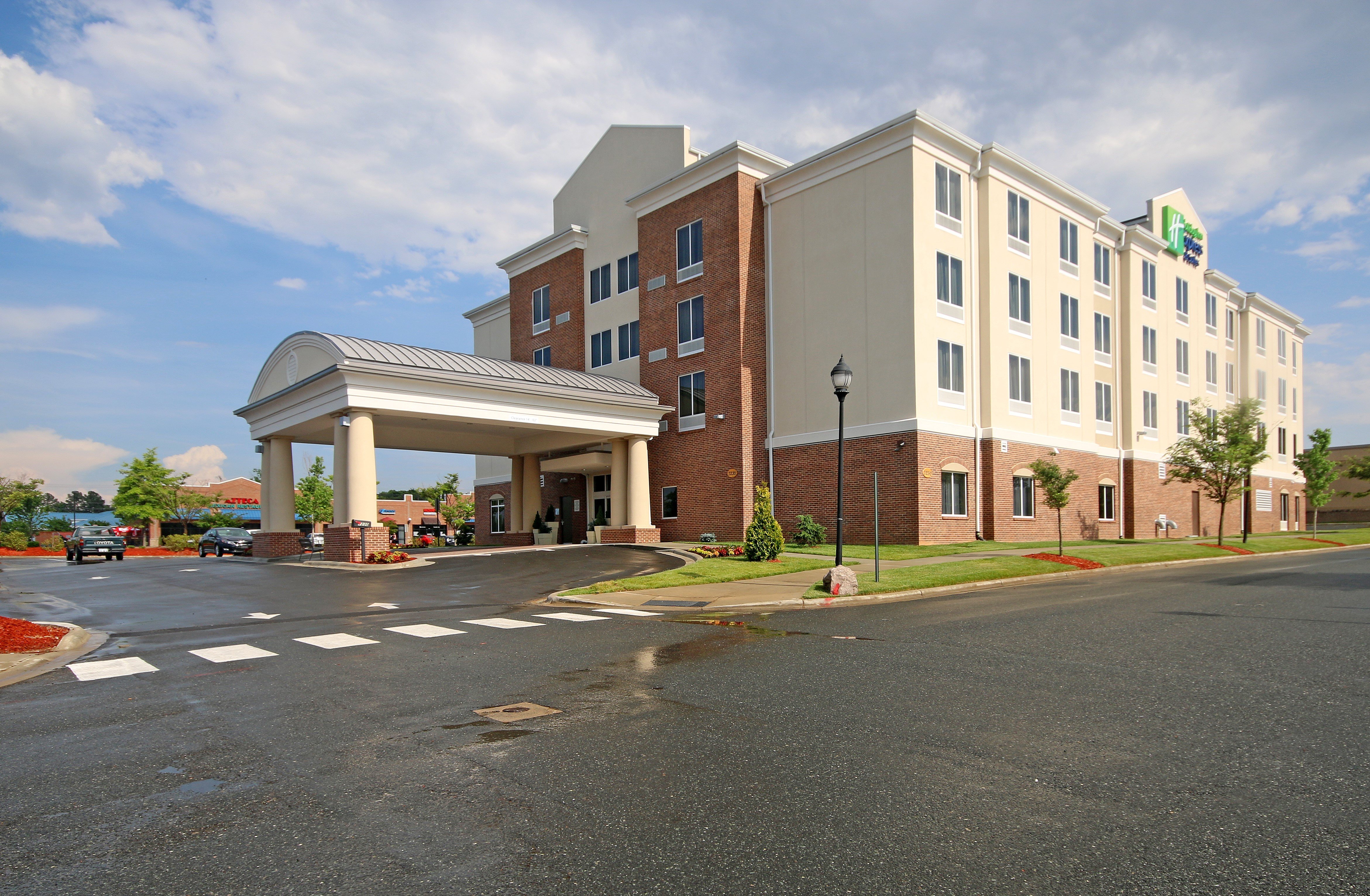 Holiday Inn Express & Suites Charlotte N