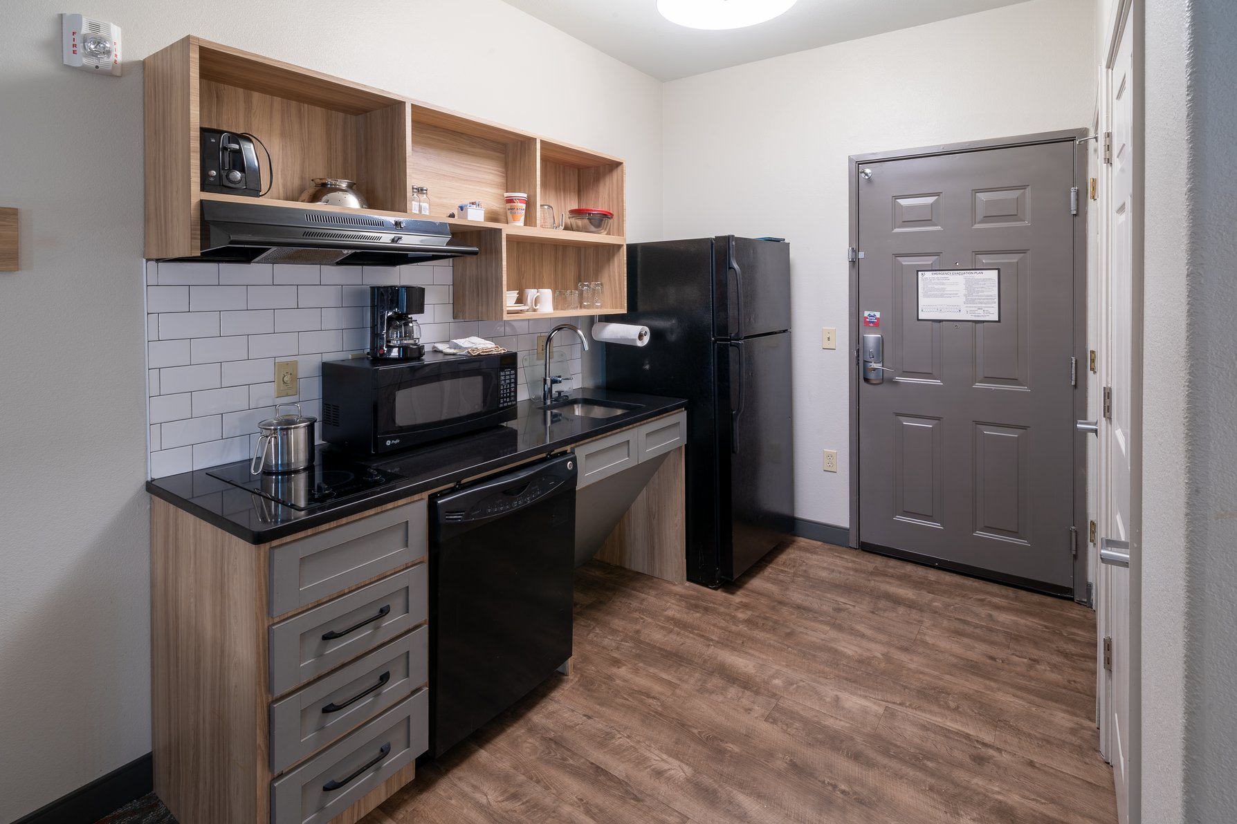 Candlewood Suites DEER PARK, an IHG hotel Room Type - 1 Queen Bed Studio Suite Comm Access Tub