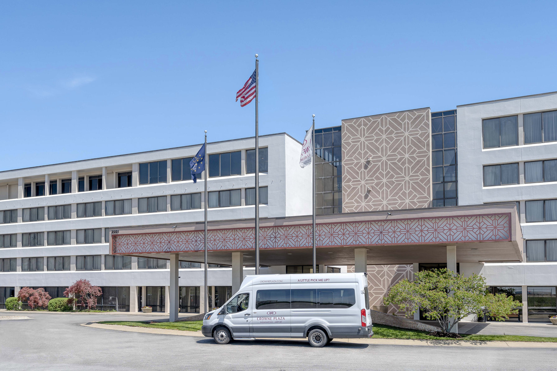 Let us give you a lift to or from the airport in our free shuttle.