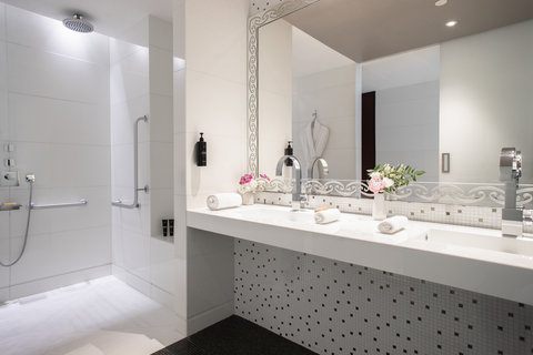 Deluxe Room bathroom