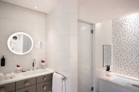 Mandarin Room bathroom