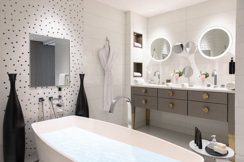 Panoramic Suite bathroom amenities