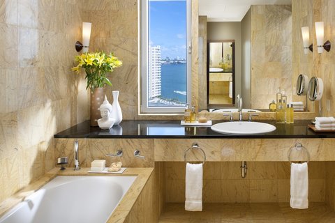 Superior Island View Bathroom