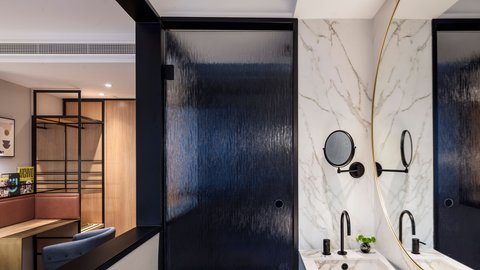 Room with open bathroom in Barcelona