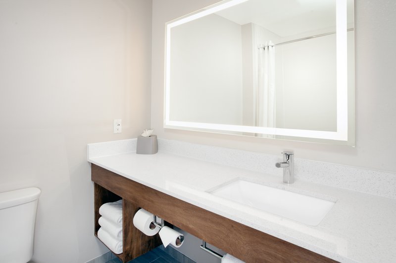 Holiday Inn Express and Suites Port Washington