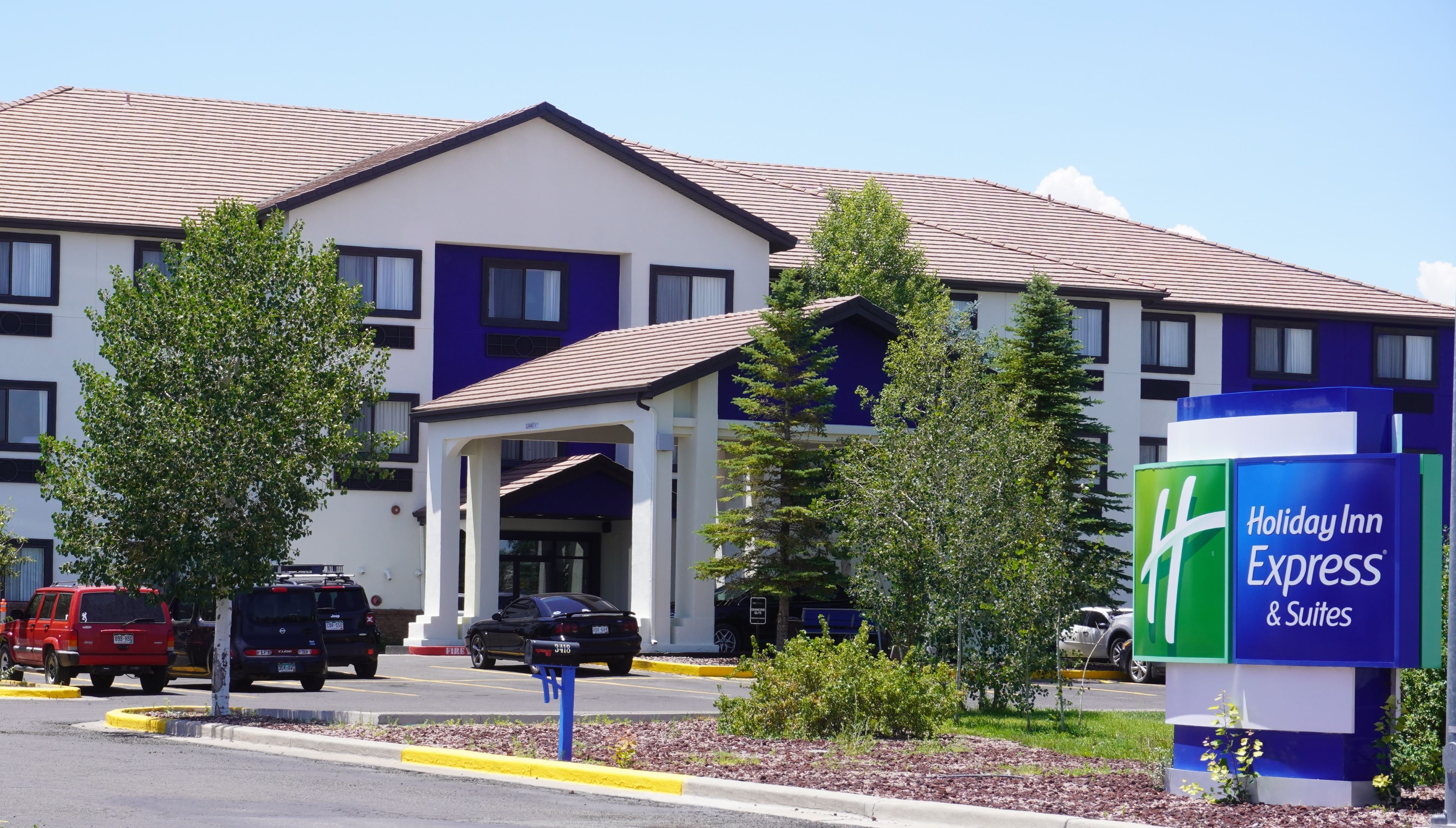 Holiday Inn Express Hotel & Suites
