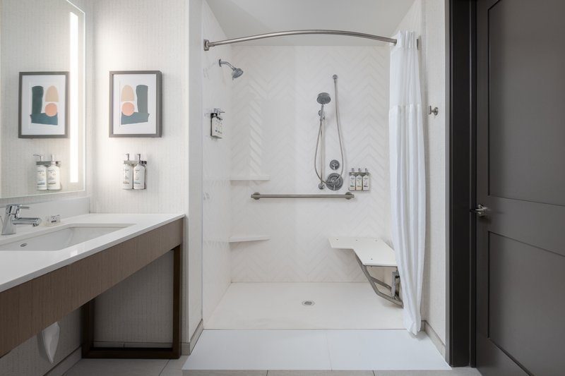1 King 1 Bdrm Ste Comm Mobility Accessible Roll Shower