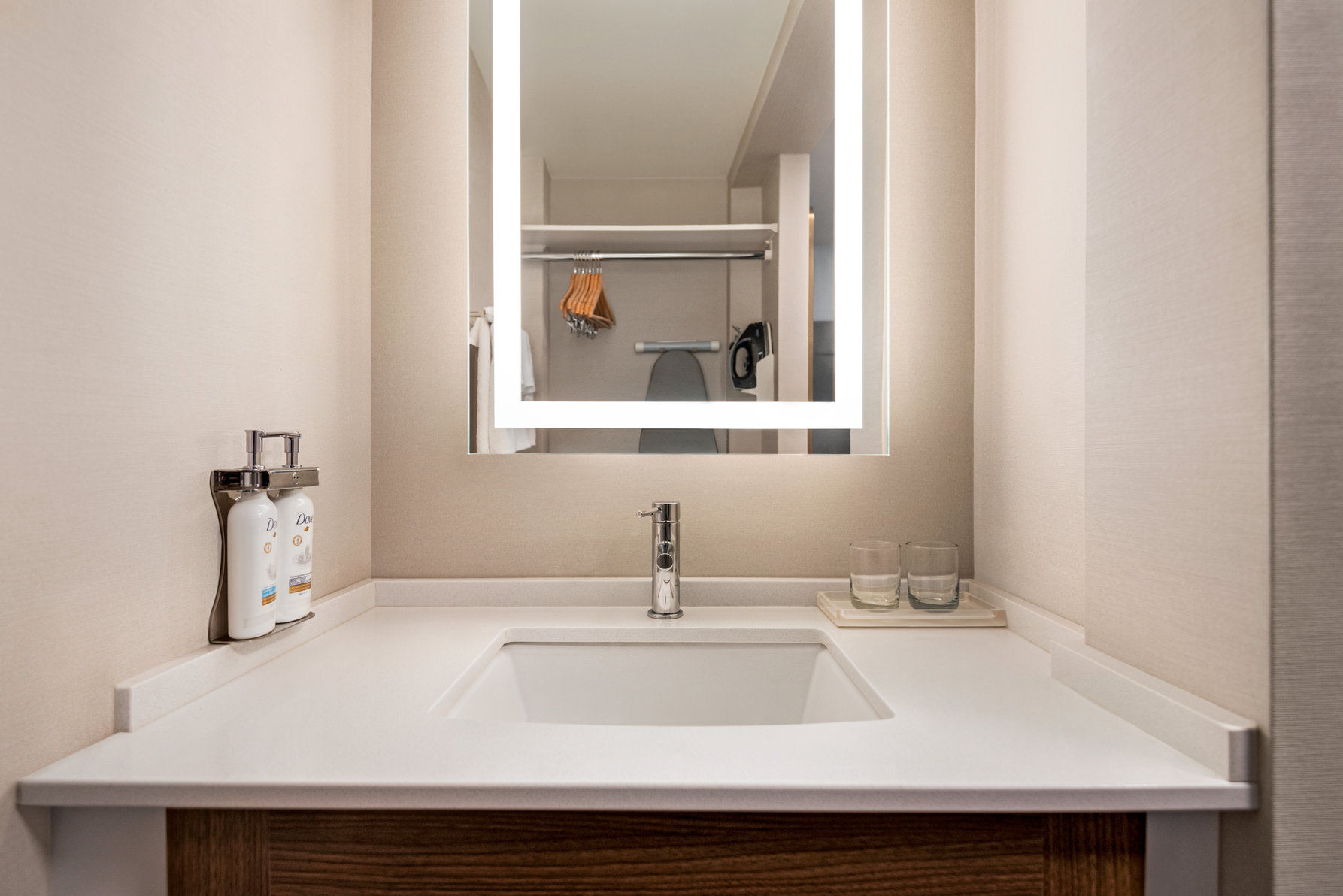 Holiday Inn Hotel & Suites VANCOUVER DOWNTOWN Room Type - Family Standard 2 Queen 1 Single