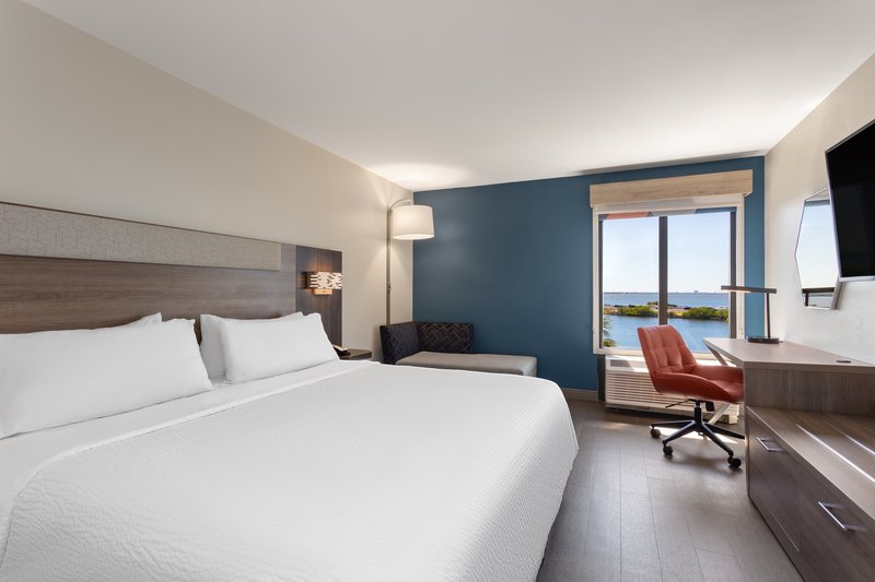 HOLIDAY INN EXP STES ROCKY PT