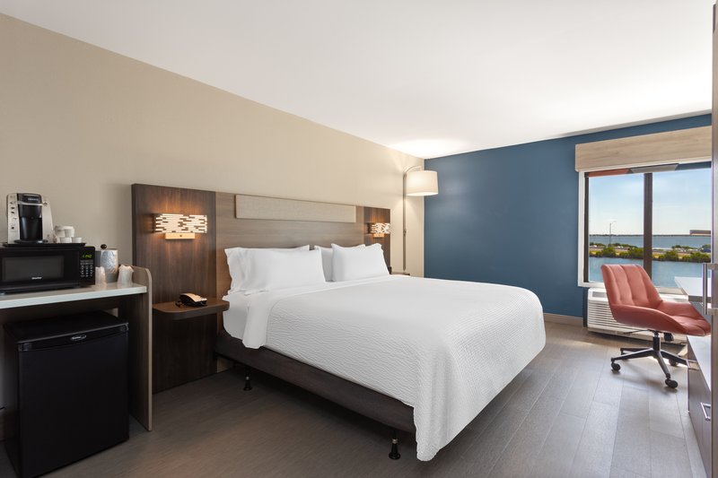 HOLIDAY INN EXP STES ROCKY PT
