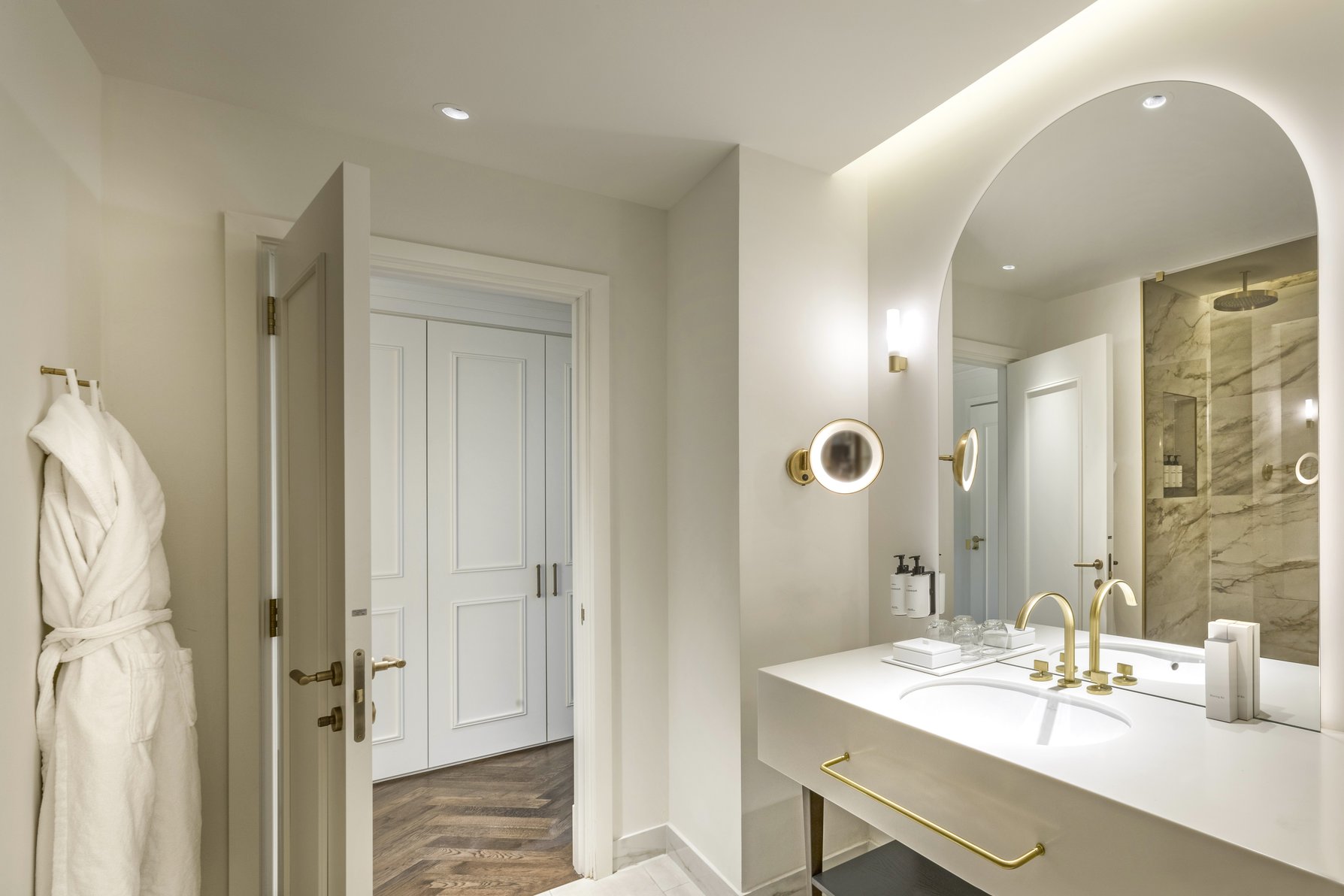 Intercontinental Rome Ambasciatori Palace Room Type - 1 King Junior Suite Via Veneto View Balcony Intercontinental Rome Ambasciatori Palace Room Type - 1 King Junior Suite Via Veneto View Balcony