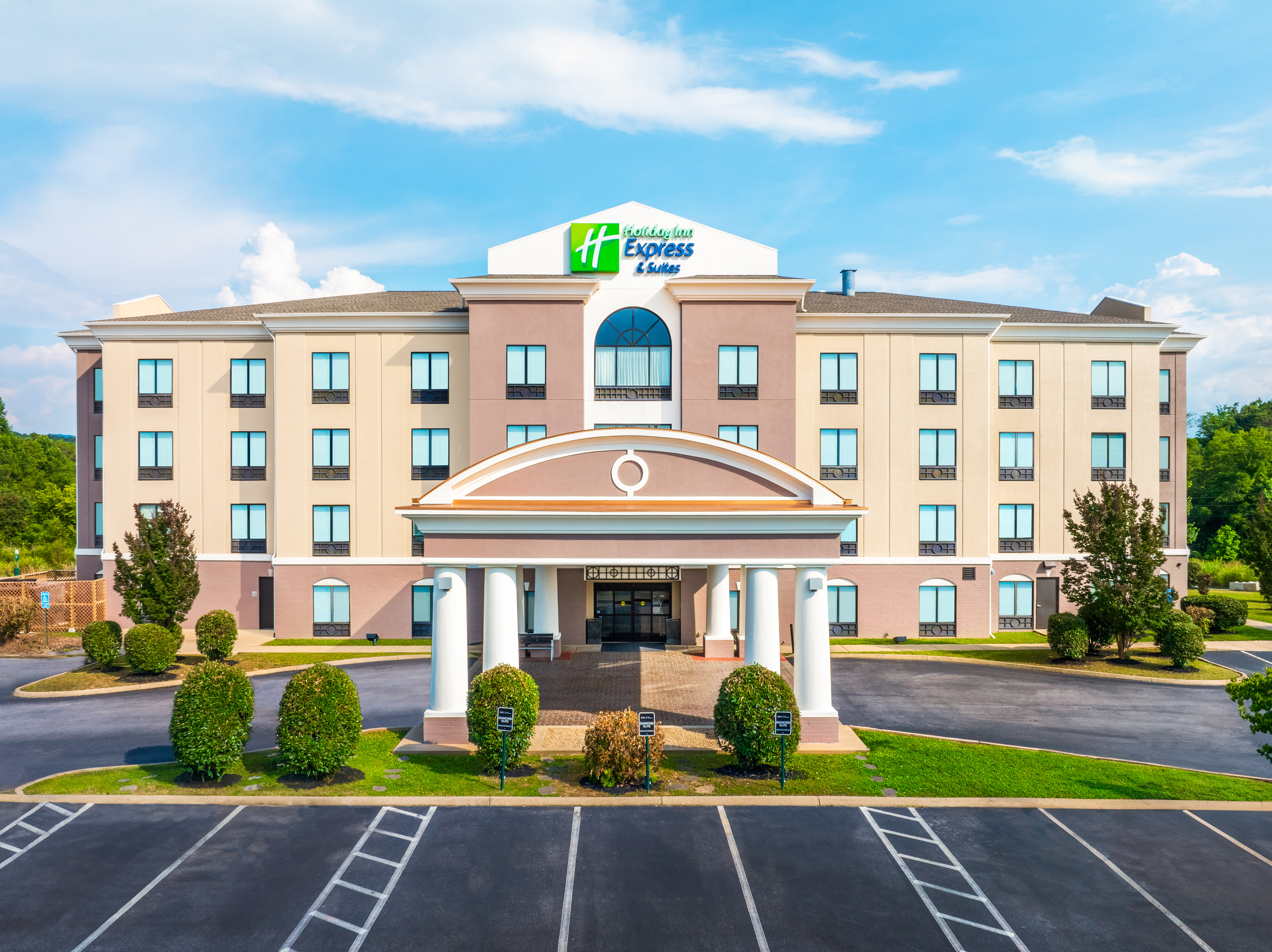 Holiday Inn Express Hotel & Suites