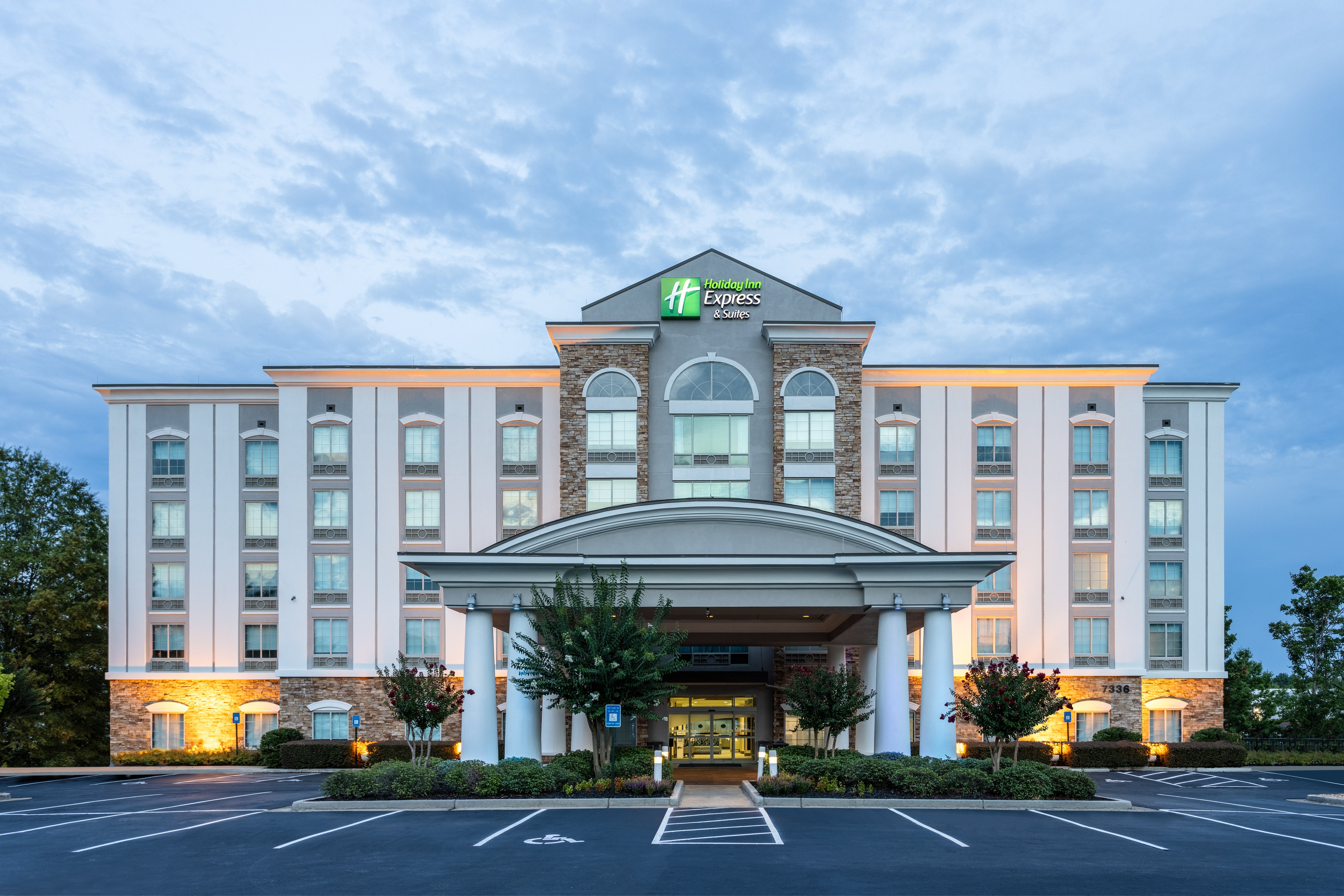Holiday Inn Express Hotel & Suites