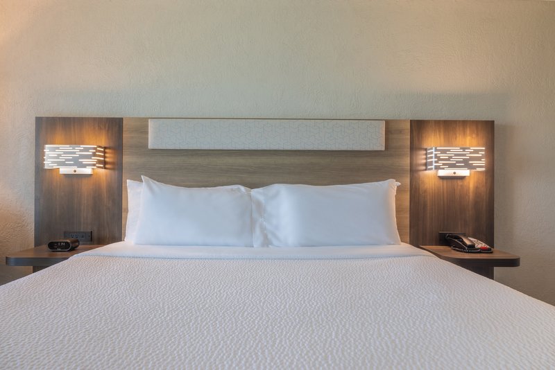 Holiday Inn Express and Suites Kansas City Airport