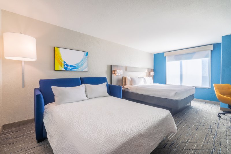 Holiday Inn Express and Suites Kansas City Airport