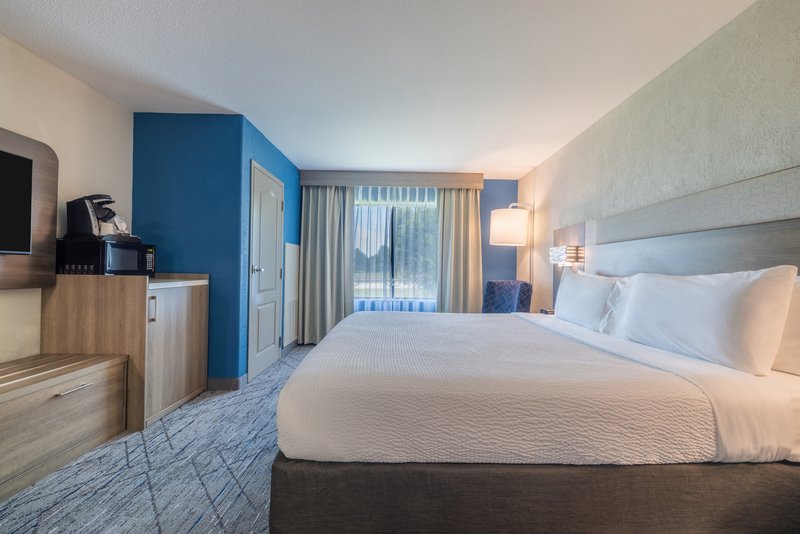 Holiday Inn Express and Suites Kansas City Airport