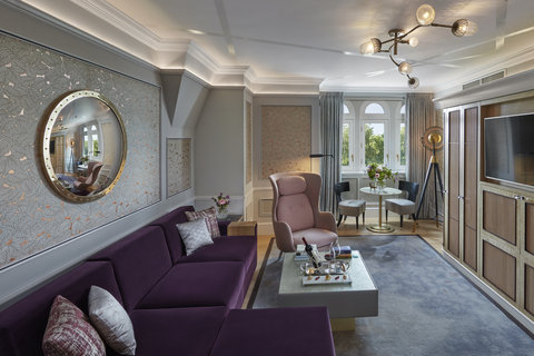 Family Hyde Park Suite Living Room