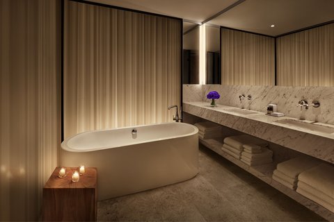 Deluxe King Garden Bathroom