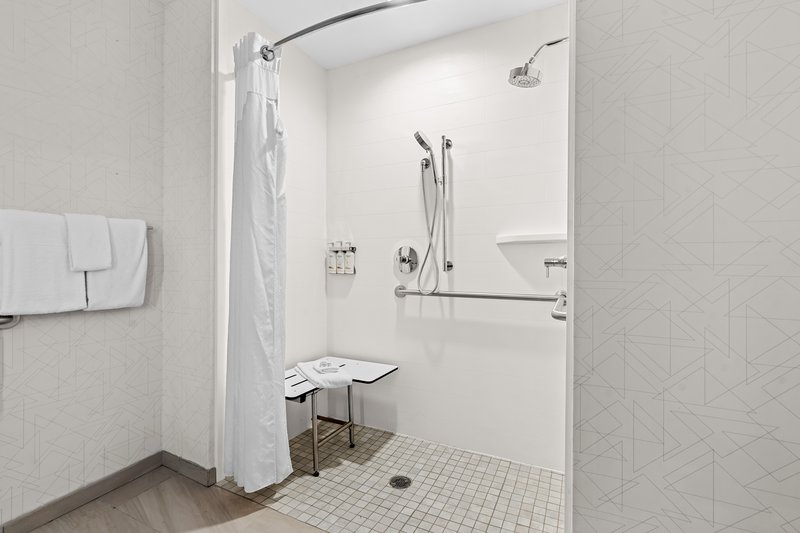 KNG HEARING WC ROLL IN SHOWER NONSMOKING