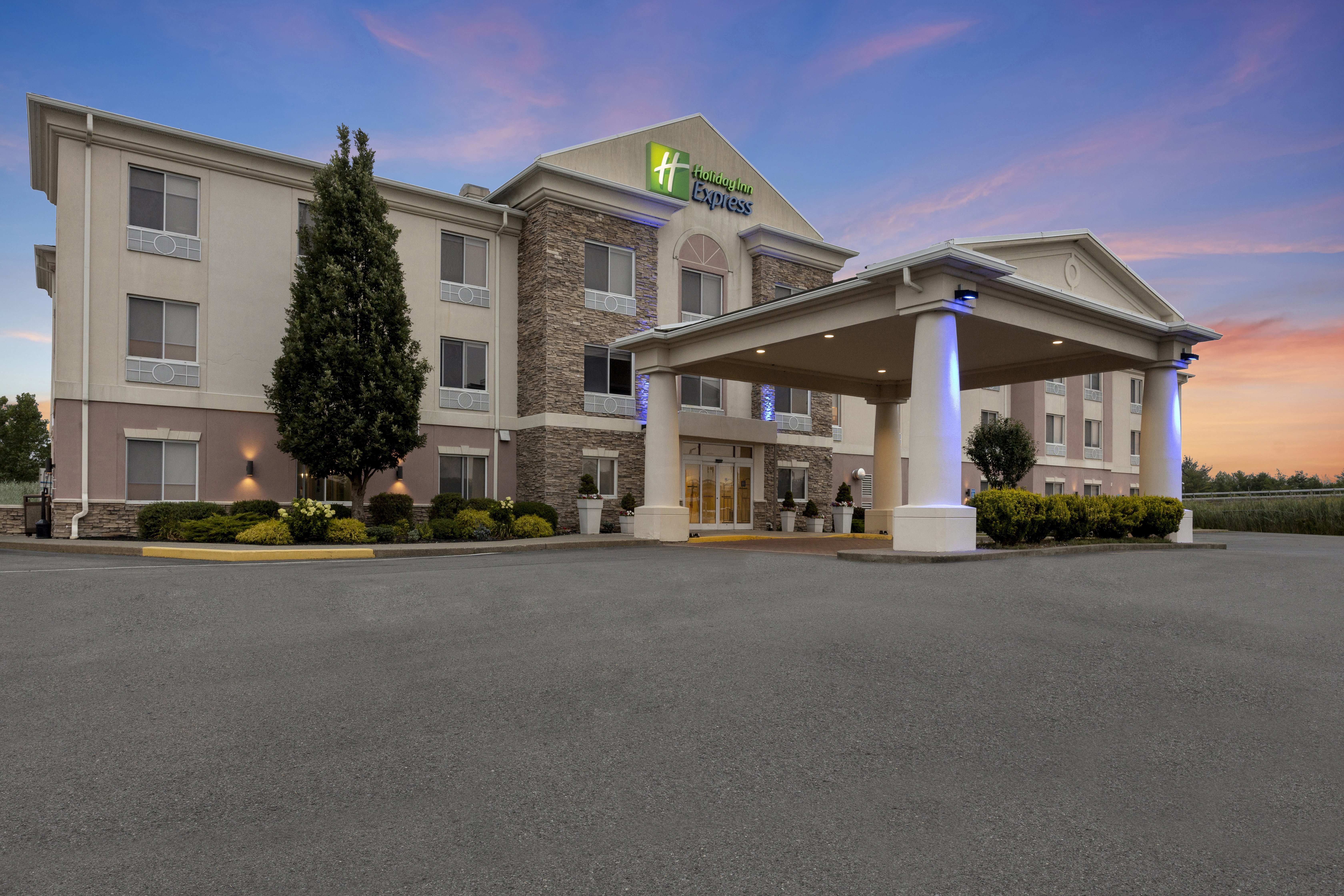 Holiday Inn Express Hotel & Suites