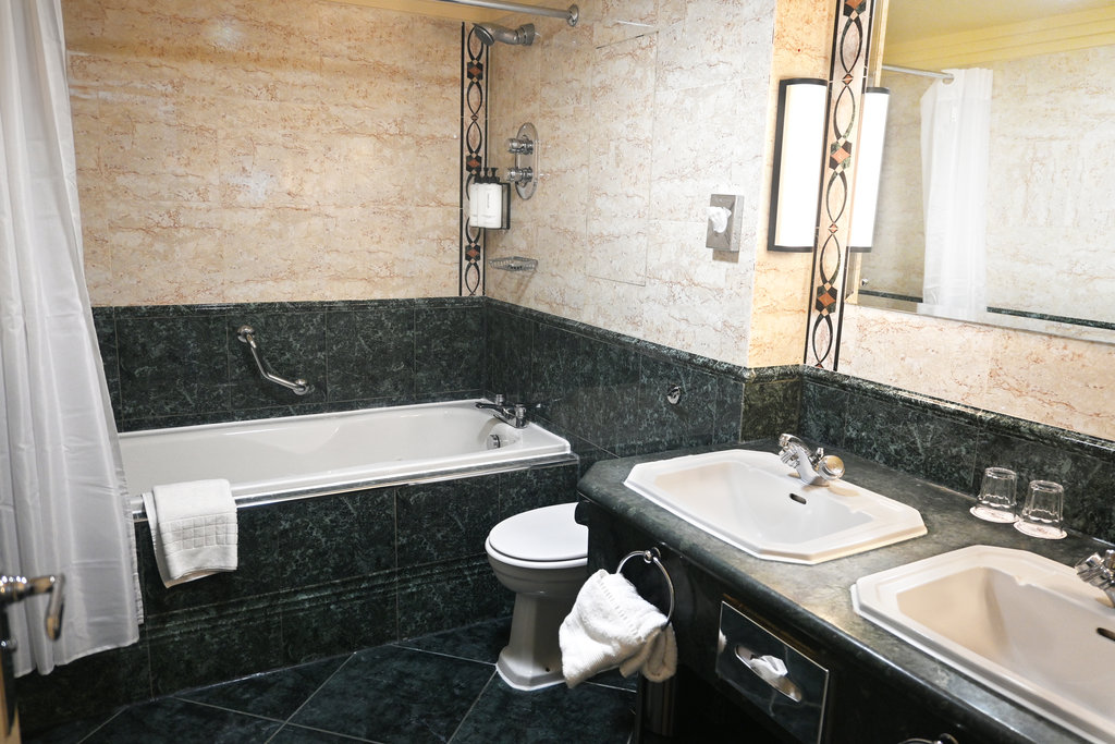 Crowne Plaza LIVERPOOL JOHN LENNON AIRPORT Room Type - 1 Double Standard Vintage Aircrafts View