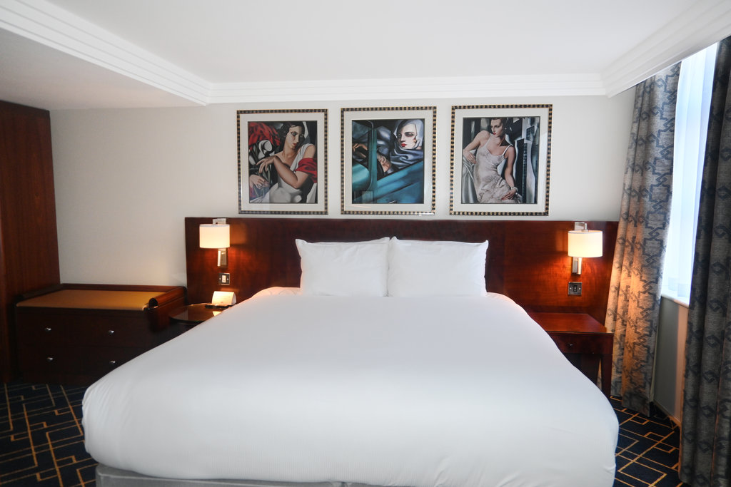 Crowne Plaza LIVERPOOL JOHN LENNON AIRPORT Room Type - 1 Queen Premium Vintage Aircrafts View
