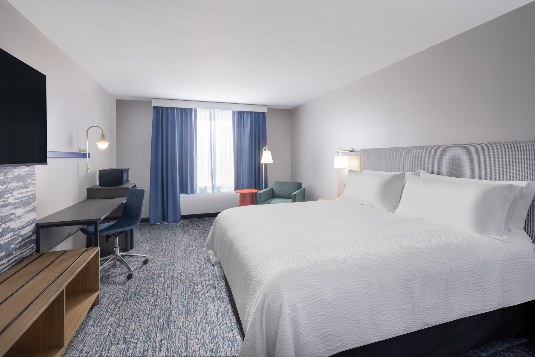 Garner Hotel EVANSVILLE EAST by IHG Room Type - 1 King One Bedroom Suite Comm Mobility Accessible Tub