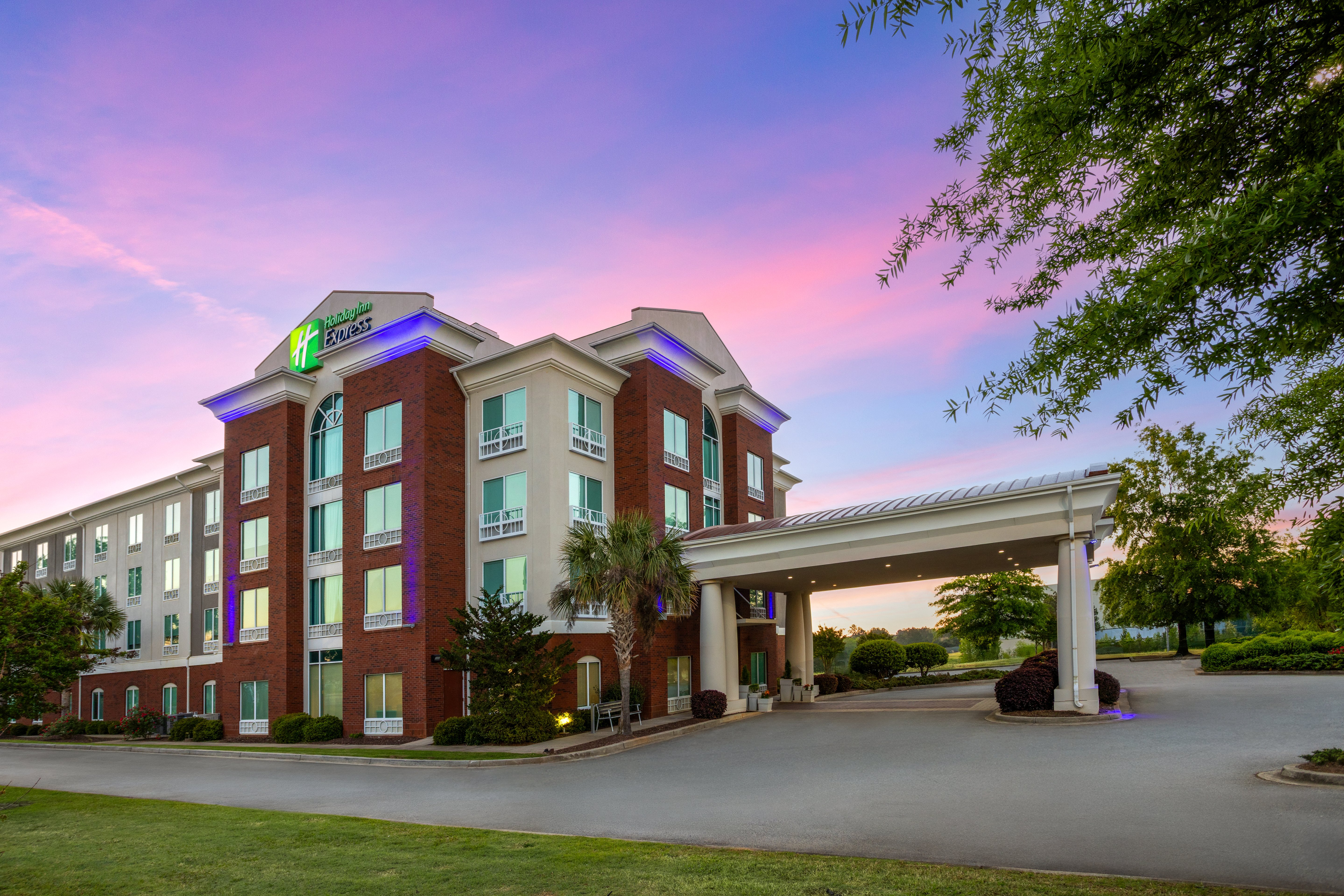 Holiday Inn Express Hotel & Suites